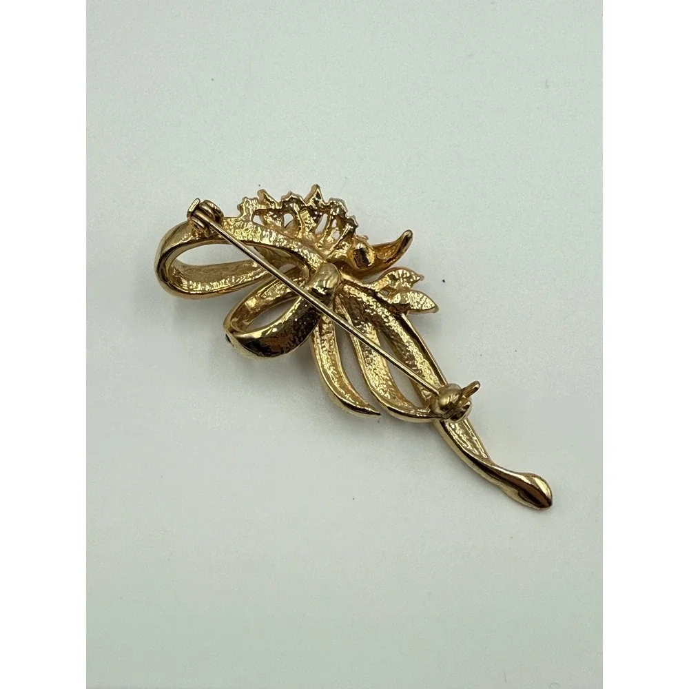 Vintage Rhinestone Brooch Red Marquise Stones Gold Tone Ribbon‎ Swirl Pin
